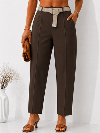 Stretchhose in Taupe inkl. Gürtel mit seitlichen Eingrifftaschen. Für Damen in Einheitsgröße 36-40 - Levelone GmbH & Co. KG