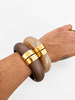 Armreif in verschiedenen Farbe mit glänzenden Perlen in Schwarz-Gold, Champagner-Gold und Perlmuttweiss-Gold mit Smiley Applikation mit Gummizug - Levelone GmbH & Co. KG