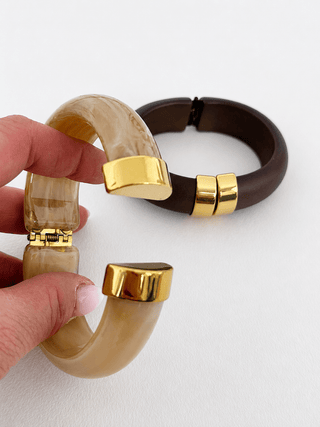 Armreif in verschiedenen Farbe mit glänzenden Perlen in Schwarz-Gold, Champagner-Gold und Perlmuttweiss-Gold mit Smiley Applikation mit Gummizug - Levelone GmbH & Co. KG