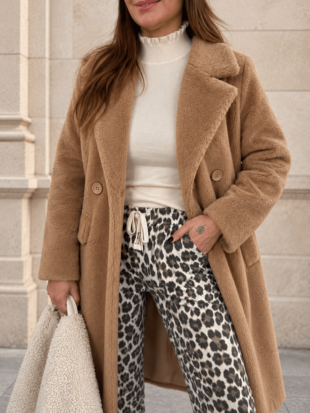 Stylischer Fellmantel für Damen in Camel mit Reverskragen, Knöpfen, Taschen & weicher Haptik - Levelone GmbH & Co. KG