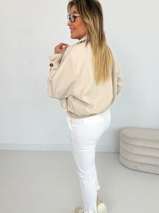 Beige Jacke mit Knöpfen auf der Brust