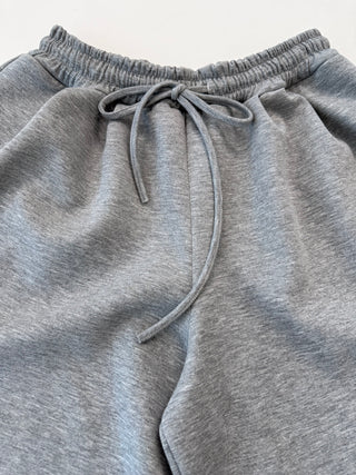 Joggerhose in Grau mit Bündchen am Saum für Damen. In Einheitsgröße 36-42  - Levelone GmbH & Co. KG