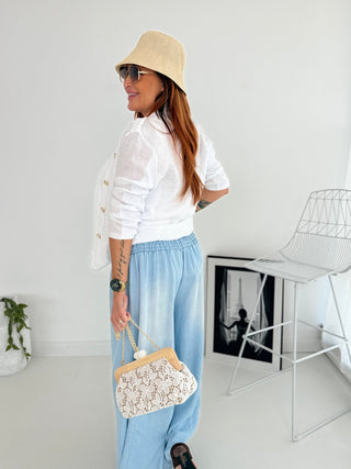 Sommerhose in Jeansoptik in Blau mit seitlichen Eingrifftaschen. Für Damen in Einheitsgröße 36-42 - Levelone GmbH & Co. KG