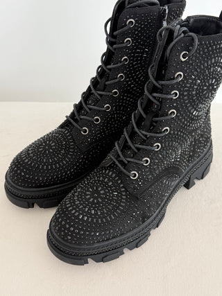Boots in Schwarz mit Schwarzen Ziersteinchen - Levelone GmbH & Co. KG