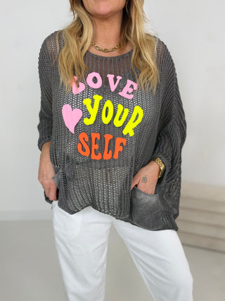 Häkelpulli in Grau mit Print