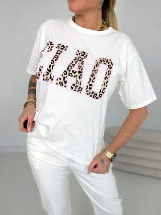 T-Shirt in Weiss mit coolem ,,Ciao" Leo Print vorne auf der Brust
