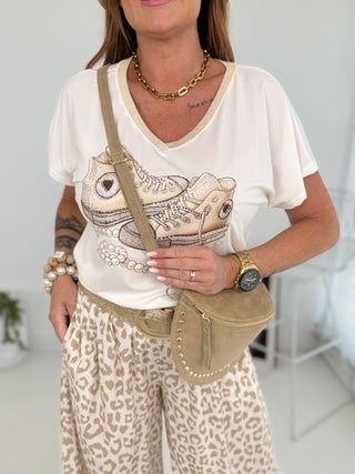 T-Shirt in Weiss mit Print und glänzenden Strasssteinen