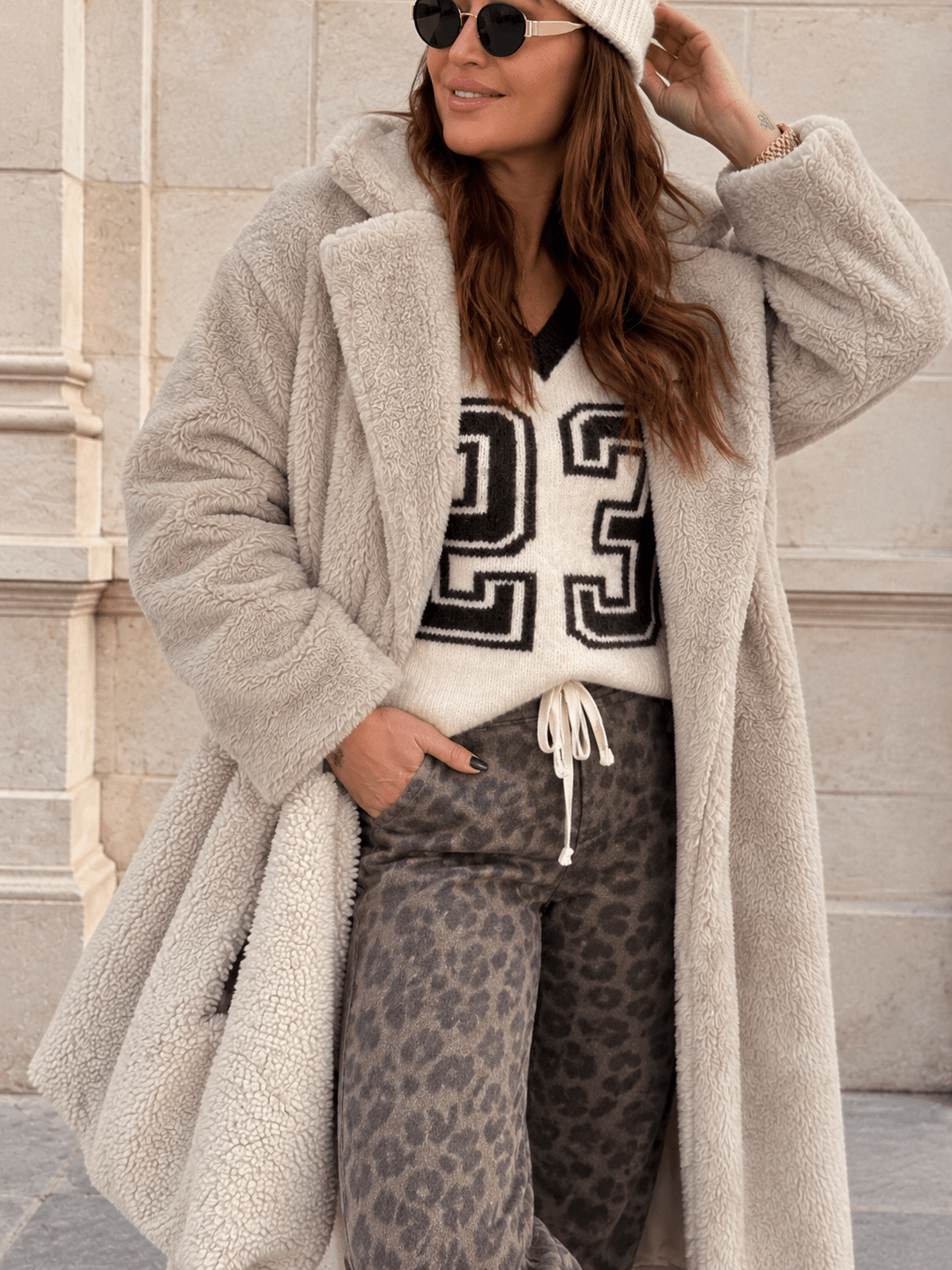 Stylischer Fellmantel für Damen in Creme mit Reverskragen, Druckknöpfen & weicher Haptik - Levelone GmbH & Co. KG